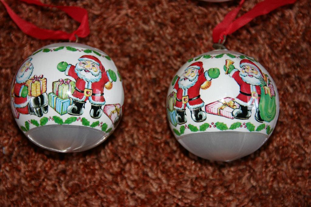 6 Plastic Kerstballen met print, Ophalen of Verzenden, Gebruikt