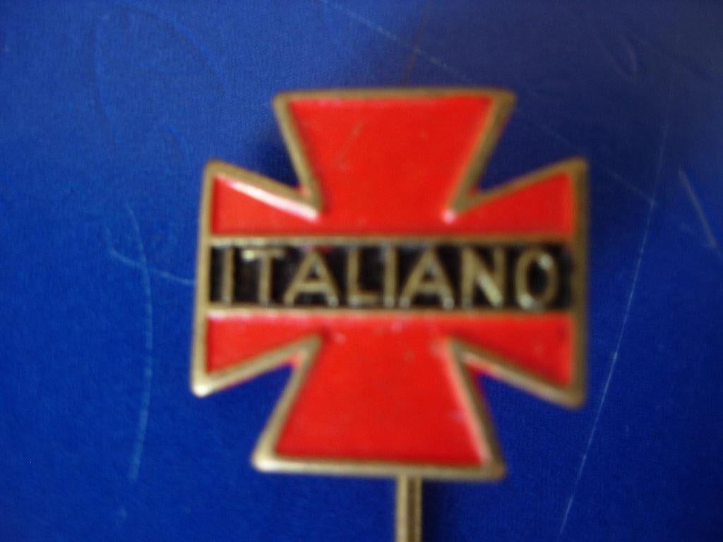 Speldje van ITALIANO drop, Verzamelen, Speldjes, Pins en Buttons, Verzenden, Zo goed als nieuw, Merk, Speldje of Pin