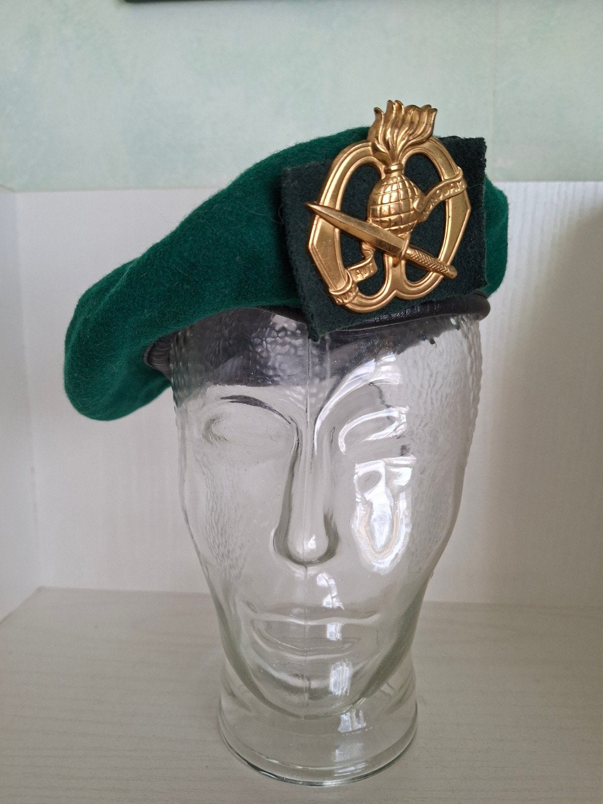 Groene baret + baret embleem Korps Commando Troepen/ KCT, Verzamelen, Militaria | Algemeen, Ophalen of Verzenden, Landmacht, Nederland