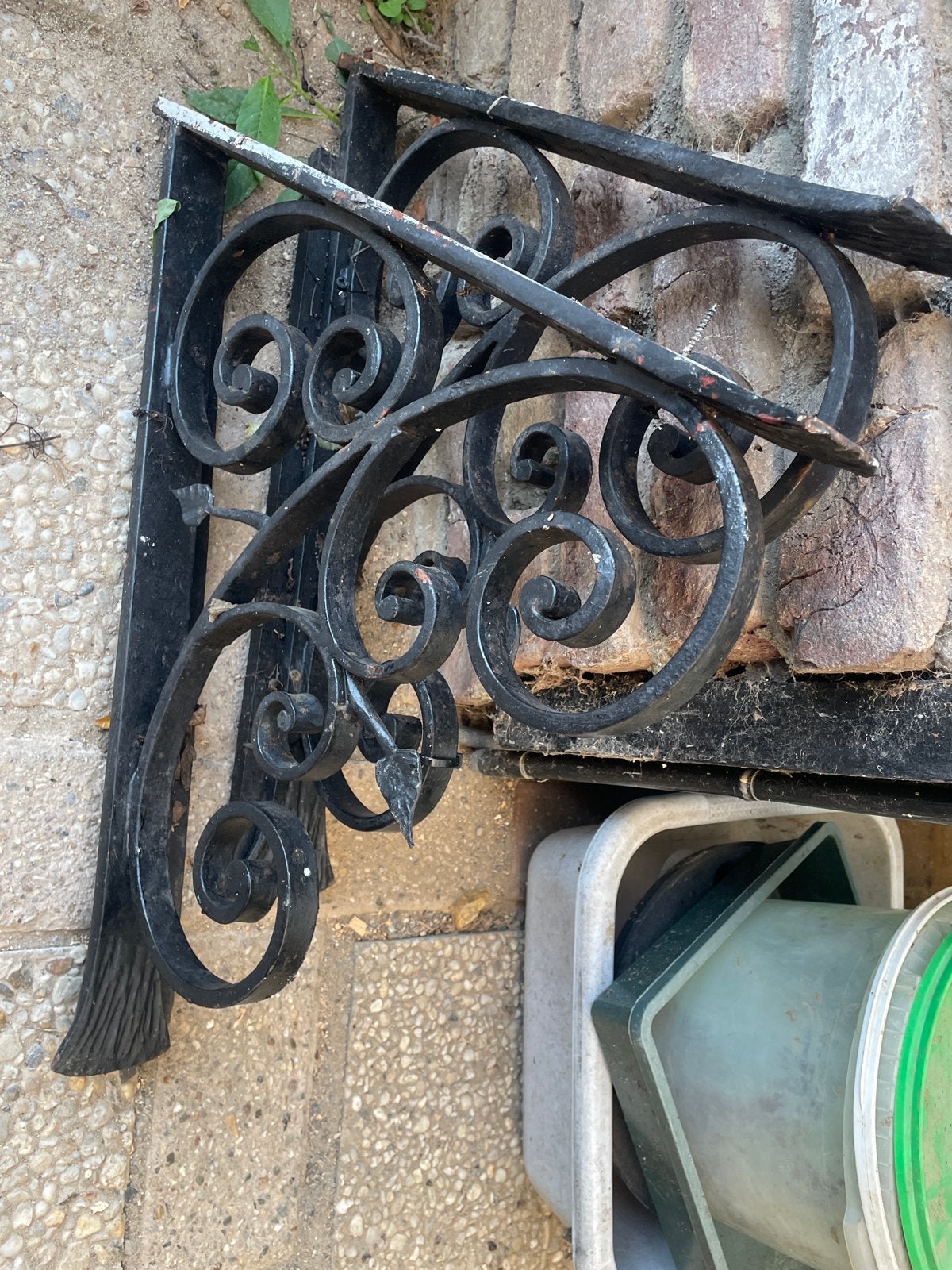 Antieke smeedijzeren muurbeugel - Decoratief en robuust, Ophalen of Verzenden