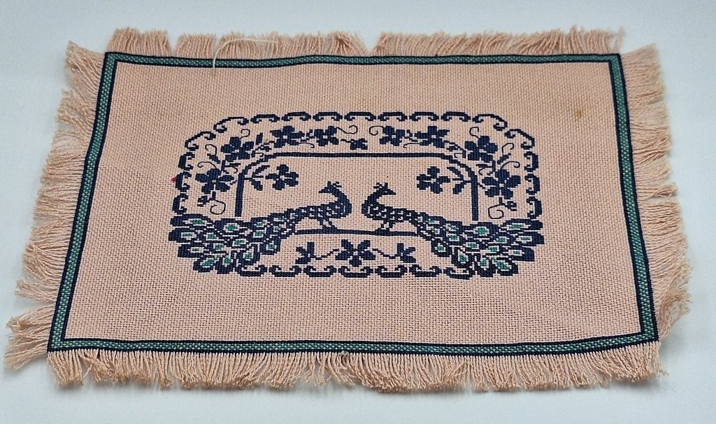 Geborduurd kleedje voor het poppenhuis, Ophalen of Verzenden, Gebruikt, Poppenhuis