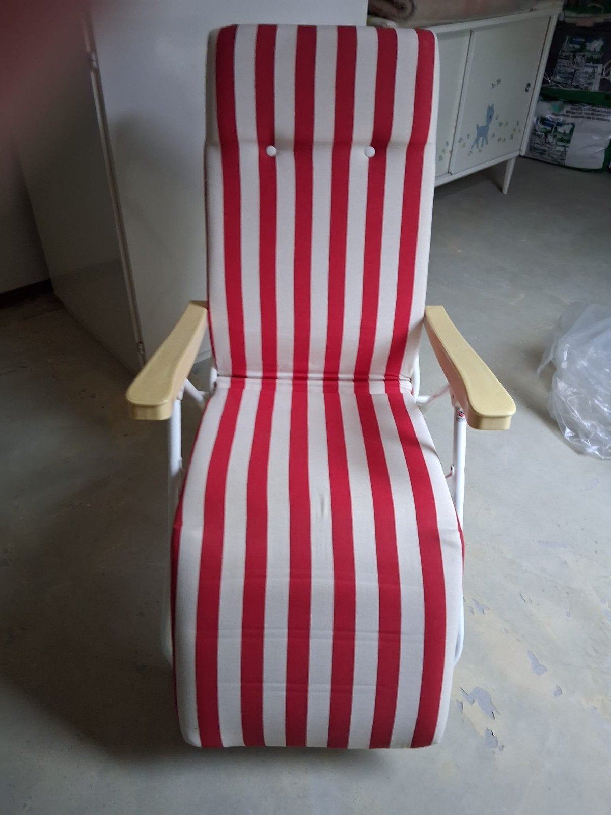Verstelbare ligstoel met rood-wit gestreepte bekleding, Ophalen
