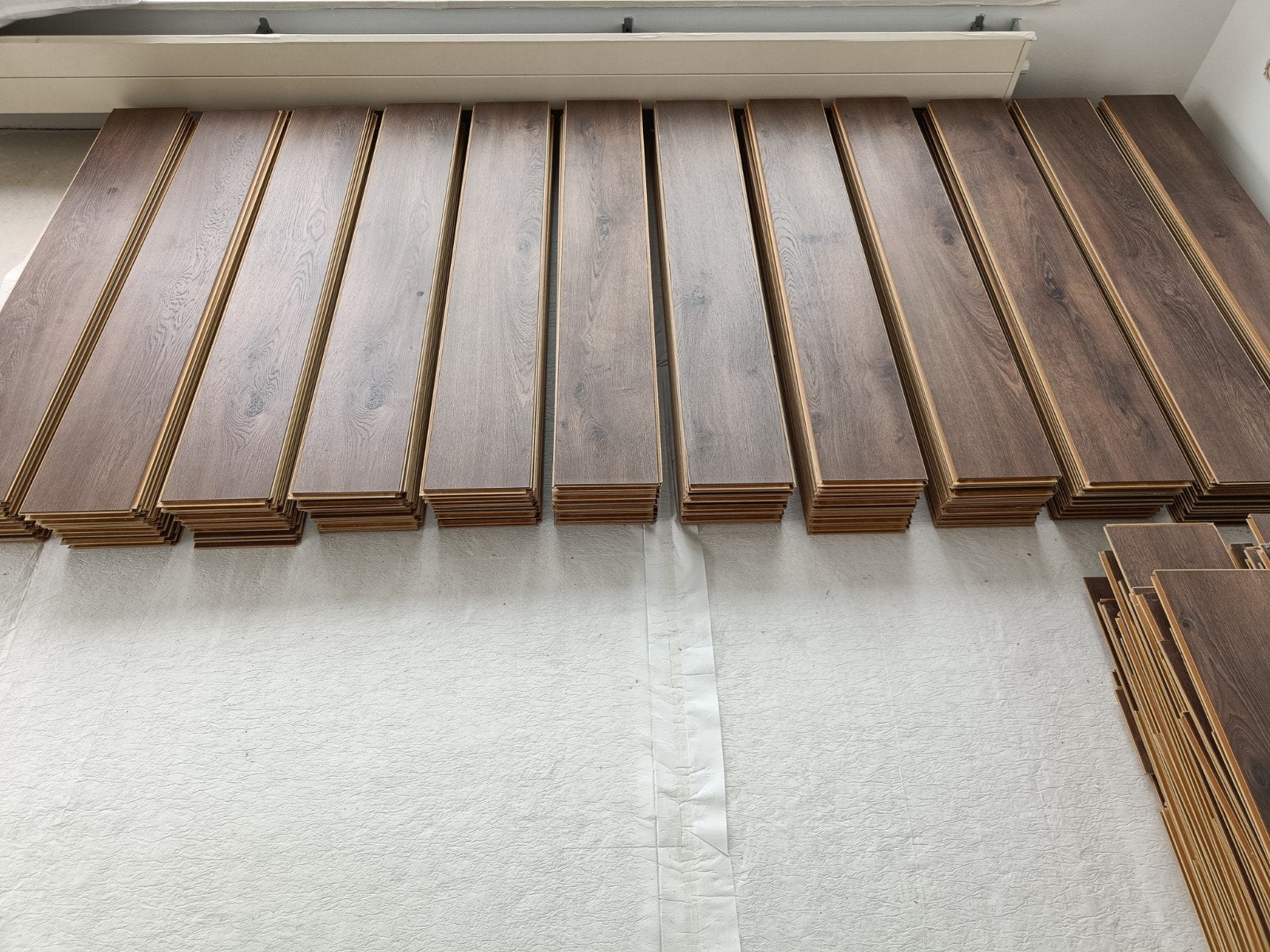 57,6 m² donkerbruin eikenlook laminaat 8mm – click + V-groef, Ophalen, Gebruikt