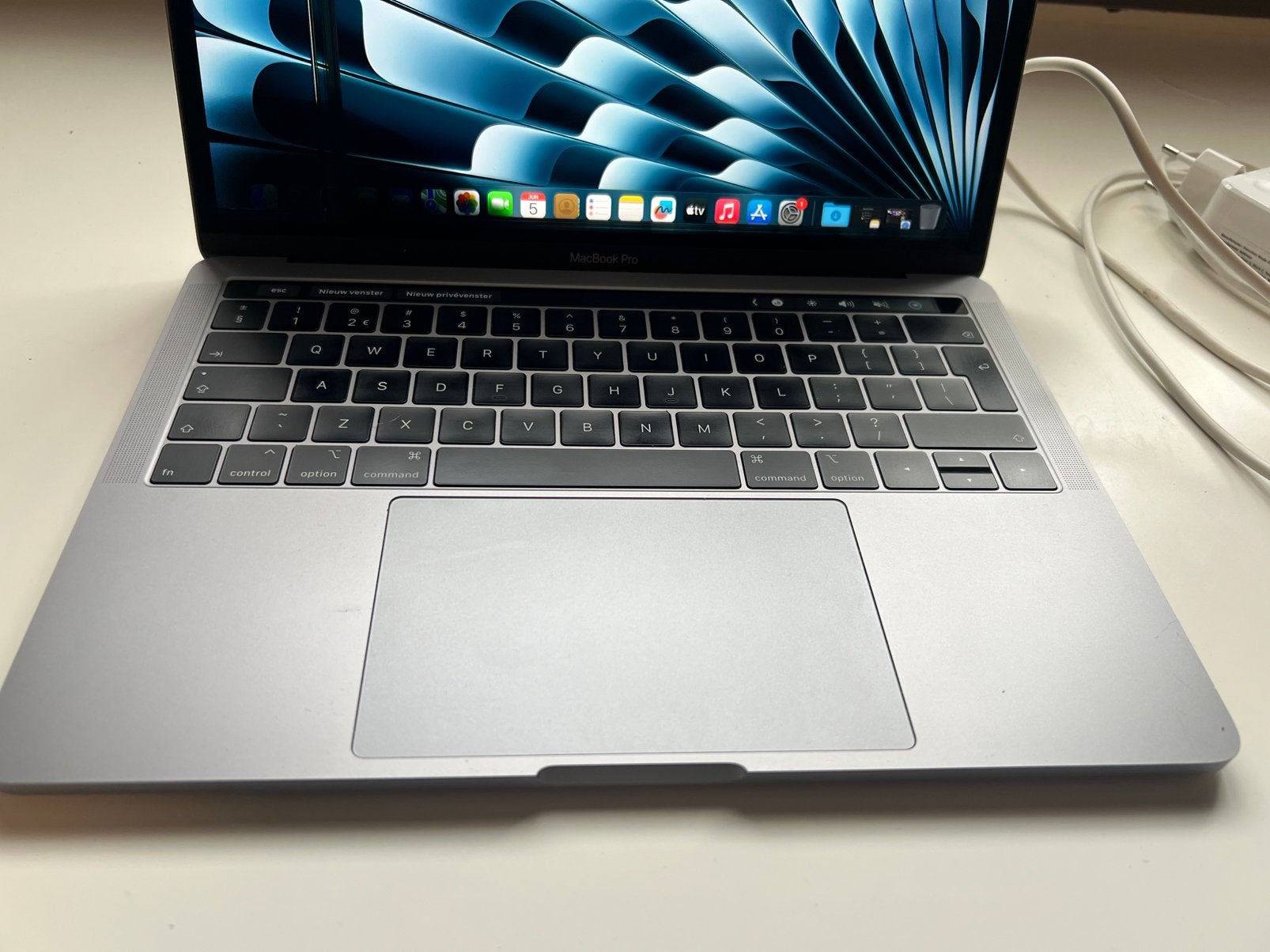 Macbook pro 13 inch 2019 touchbar met streep in scherm, Computers en Software, MacBook Pro, 2 tot 3 Ghz, 13 inch, Ophalen of Verzenden