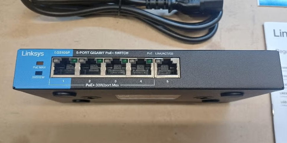 2 x Linksys switch gigabit 5 poorten PoE unmanaged nieuw, Ophalen of Verzenden, Nieuw, Router met modem, Linksys