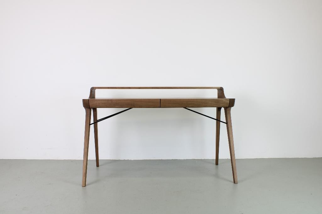 Artisan Picard bureau met plank, 143 cm, Europees walnoot, Ophalen, Scandinavisch, Hout, Kabelgoot