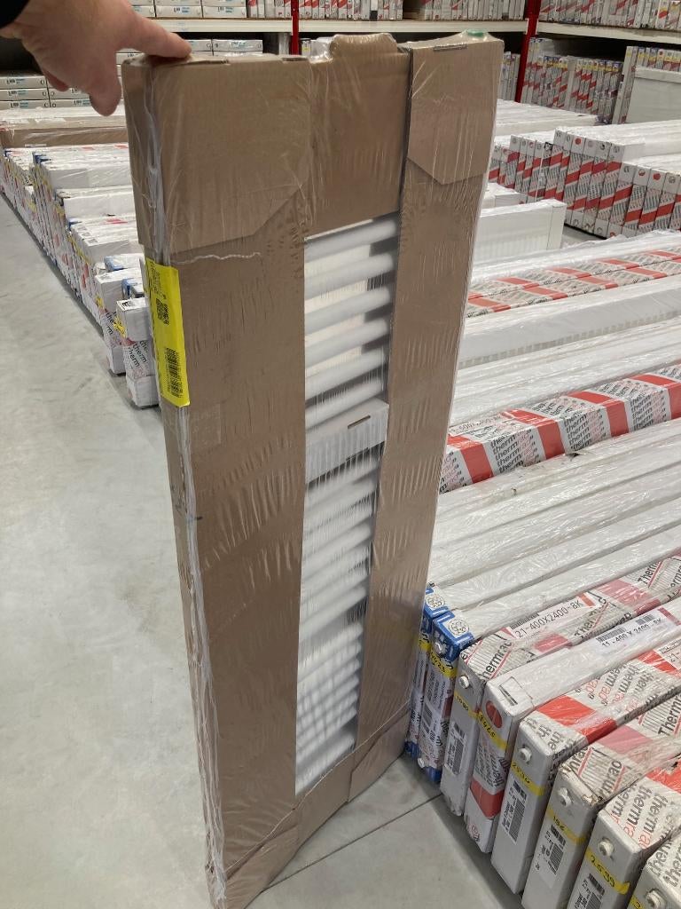Nieuwe Vasco Prado HX designradiator 1406 x 500 RAL 9016, 500 tot 800 watt, Radiator, Nieuw, Minder dan 60 cm