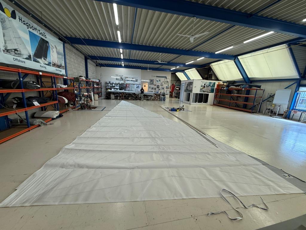 Foto 2 van 2. Nieuw rol grootzeil in mast