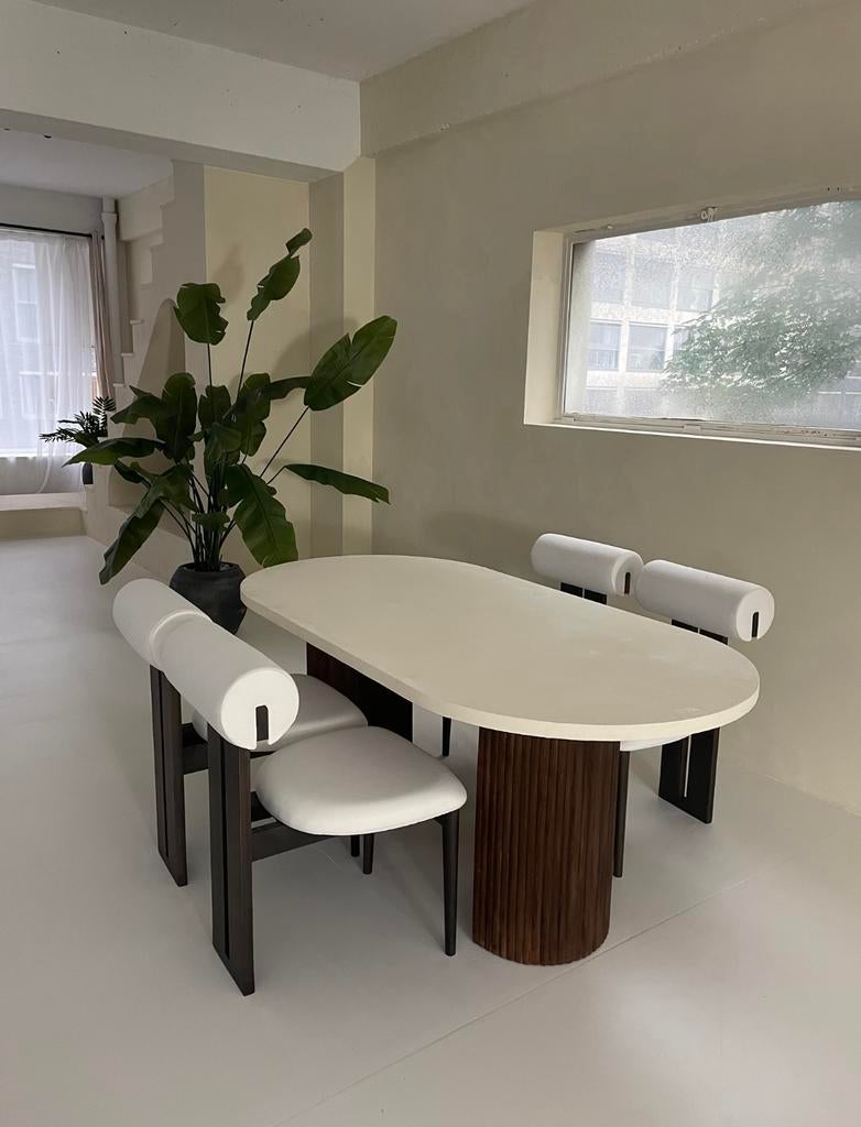Beton ciré tafel met walnoot poten., Nieuw, Vijf personen of meer, 150 tot 200 cm, Rechthoekig