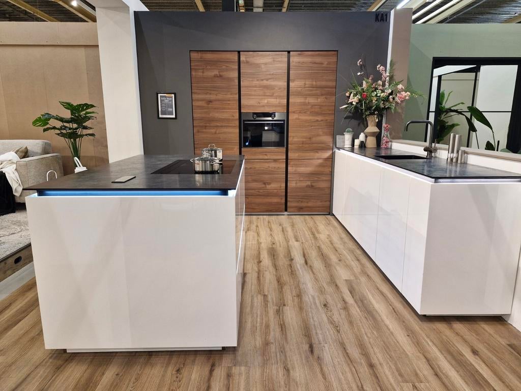 Showroomkeuken Nolte Artwood & Lux, Ophalen, Wit, Overige typen, An der Heide 1, 32584 Löhne, Germany