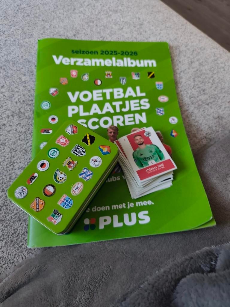 Verkoop PLUS Voetbalplaatjes 2025-2026, Ophalen of Verzenden, Nieuw, Sticker