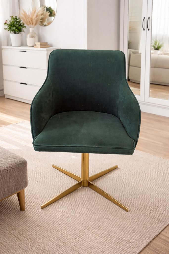 Groene Velvet  Stoel - Gouden Poten van Made, Huis en Inrichting, Stoelen, Ophalen, Overige kleuren, Zo goed als nieuw, Eén
