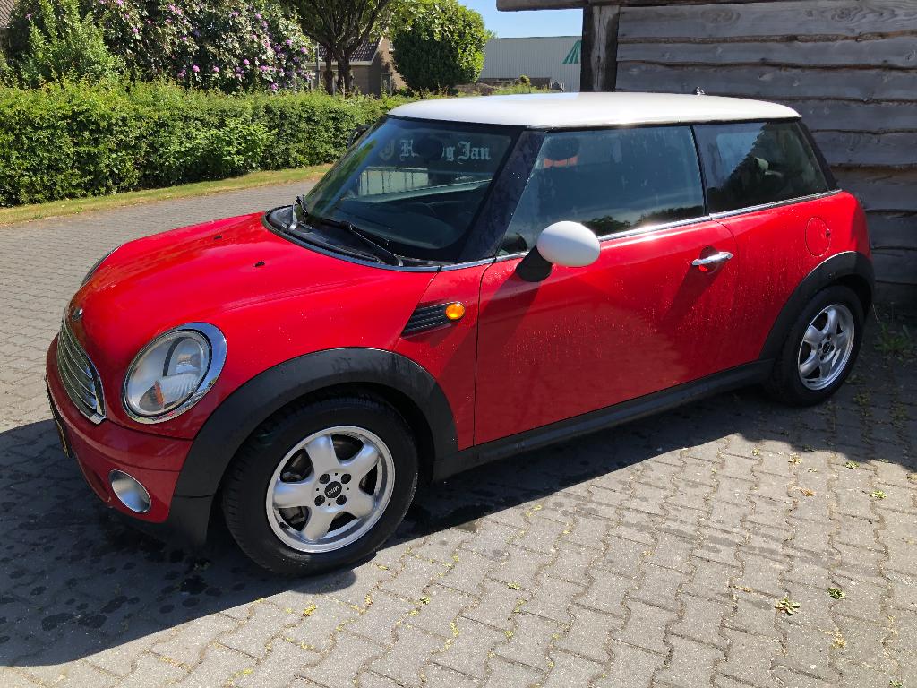 Mini 1.6 16V Cooper 2007 Rood special edition !!, Auto's, Voorwielaandrijving, 750 kg, 4 cilinders, 4 stoelen