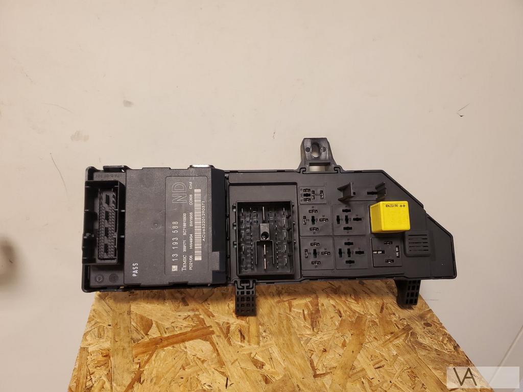 Opel Vectra C / Signum 2002 - 2008 zekeringkast 13193588 €30, Ophalen of Verzenden, Gebruikt, Opel