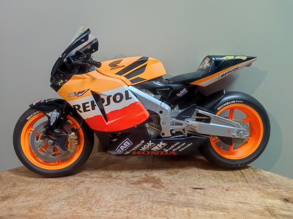 Minichamps: Honda RC211V - Valentino Rossi - schaal: 1/6, Ophalen of Verzenden, Gebruikt, 1:5 t/m 1:8, Motor