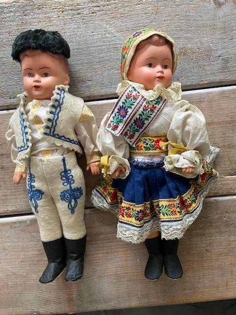 2 x Vintage klederdracht pop Slowakije. 30 cm. Folklore, Ophalen