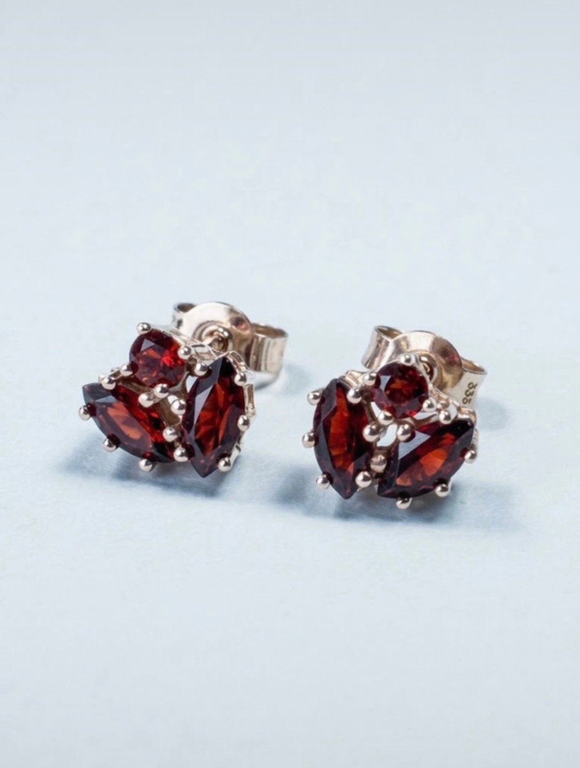 8 karaat oorstekers met granaat, Sieraden, Tassen en Uiterlijk, Verzenden, Zo goed als nieuw, Met edelsteen, Goud