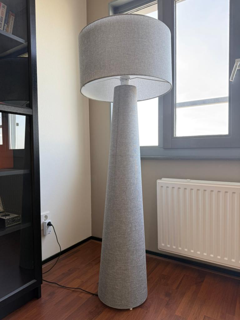 Kwantum Pandia vloerlamp – grijs, Huis en Inrichting, Lampen | Vloerlampen, Ophalen, Nieuw, Stof, 100 tot 150 cm
