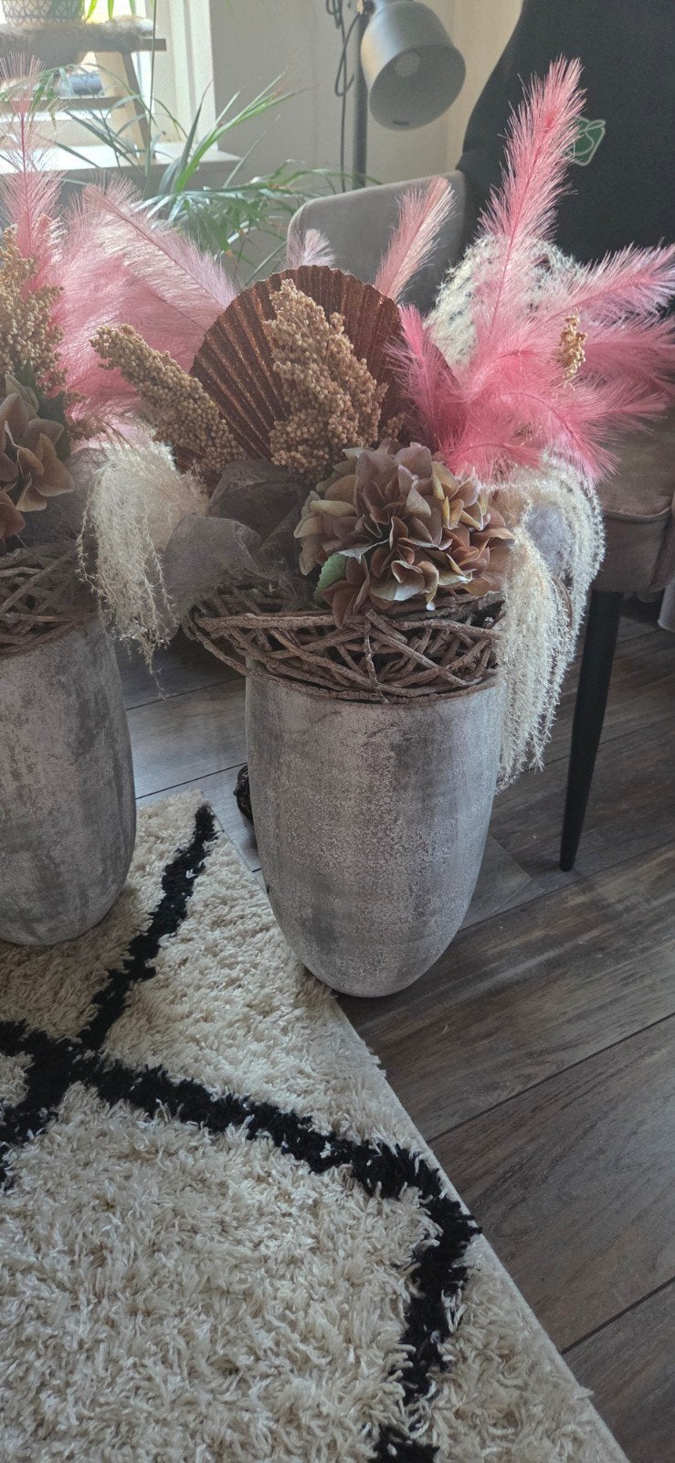 2 mooie vazen met decoratie, Huis en Inrichting, Ophalen, Inclusief decoratie, Zo goed als nieuw, Grijs