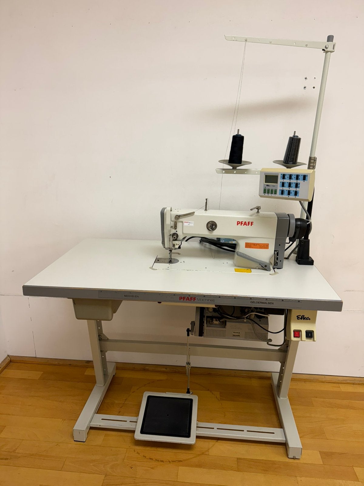 Pfaff 134R industriële naaimachine Efka Vario DC servomotor, Hobby en Vrije tijd, Naaimachines en Toebehoren, Gebruikt, Naaimachine