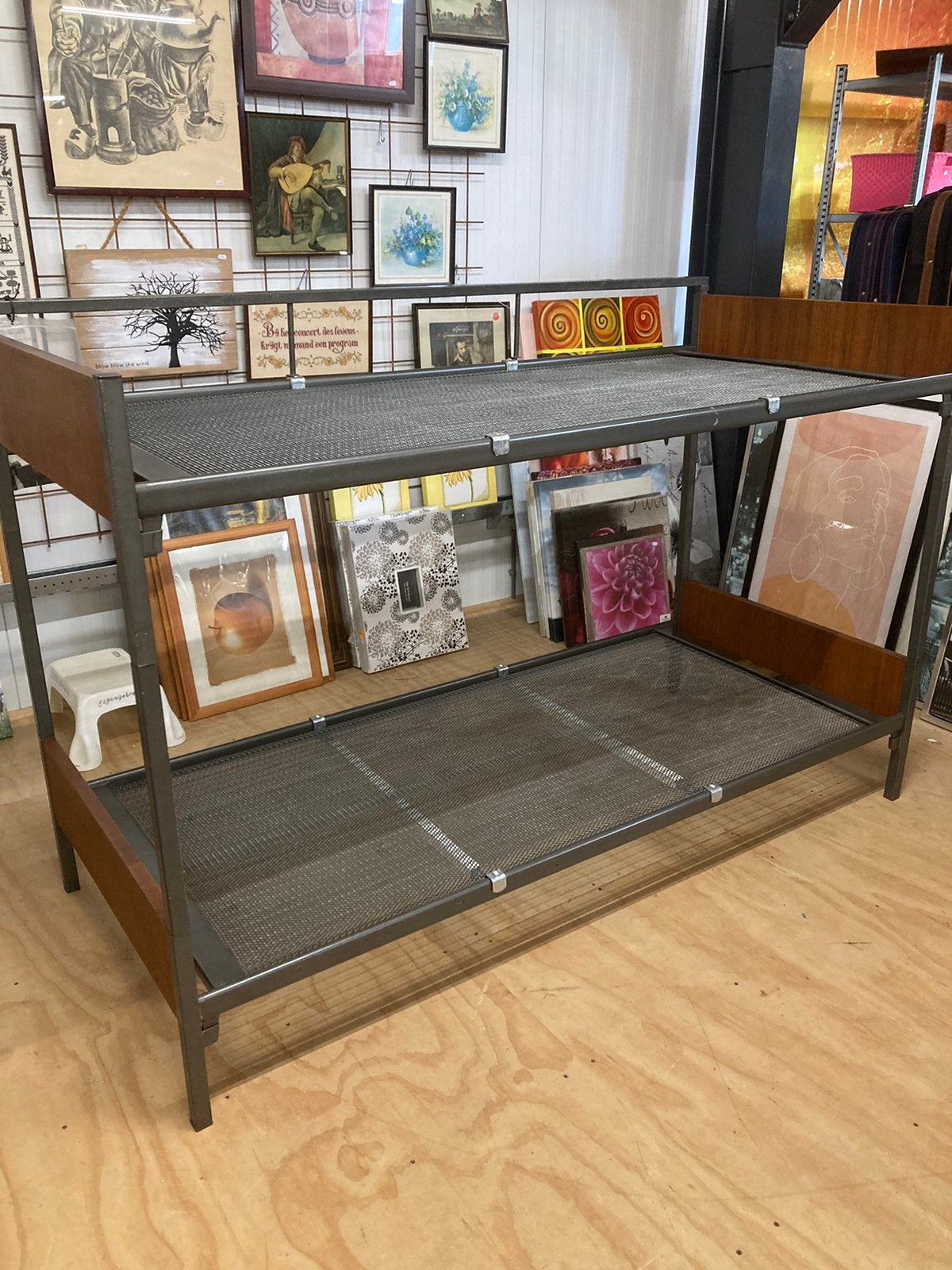 Vintage 60-er jaren metalen stapelbed met uitvalbeveiliging, Antiek en Kunst, Ophalen
