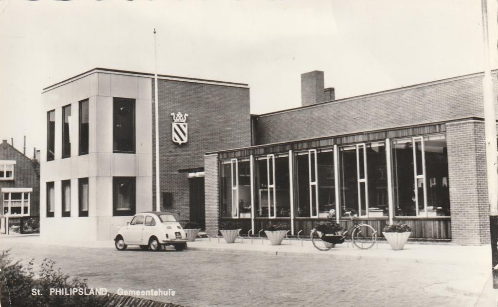 ST. PHILIPSLAND Gemeentehuis met Fiat 500, Verzenden, 1960 tot 1980, Ongelopen, Zeeland