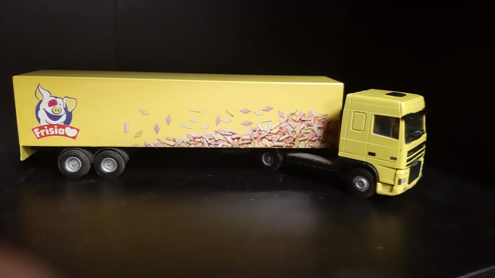 Frisia vrachtwagen model met oplegger - Geel, Overige merken, 1:32 tot 1:50, Ophalen of Verzenden, Zo goed als nieuw
