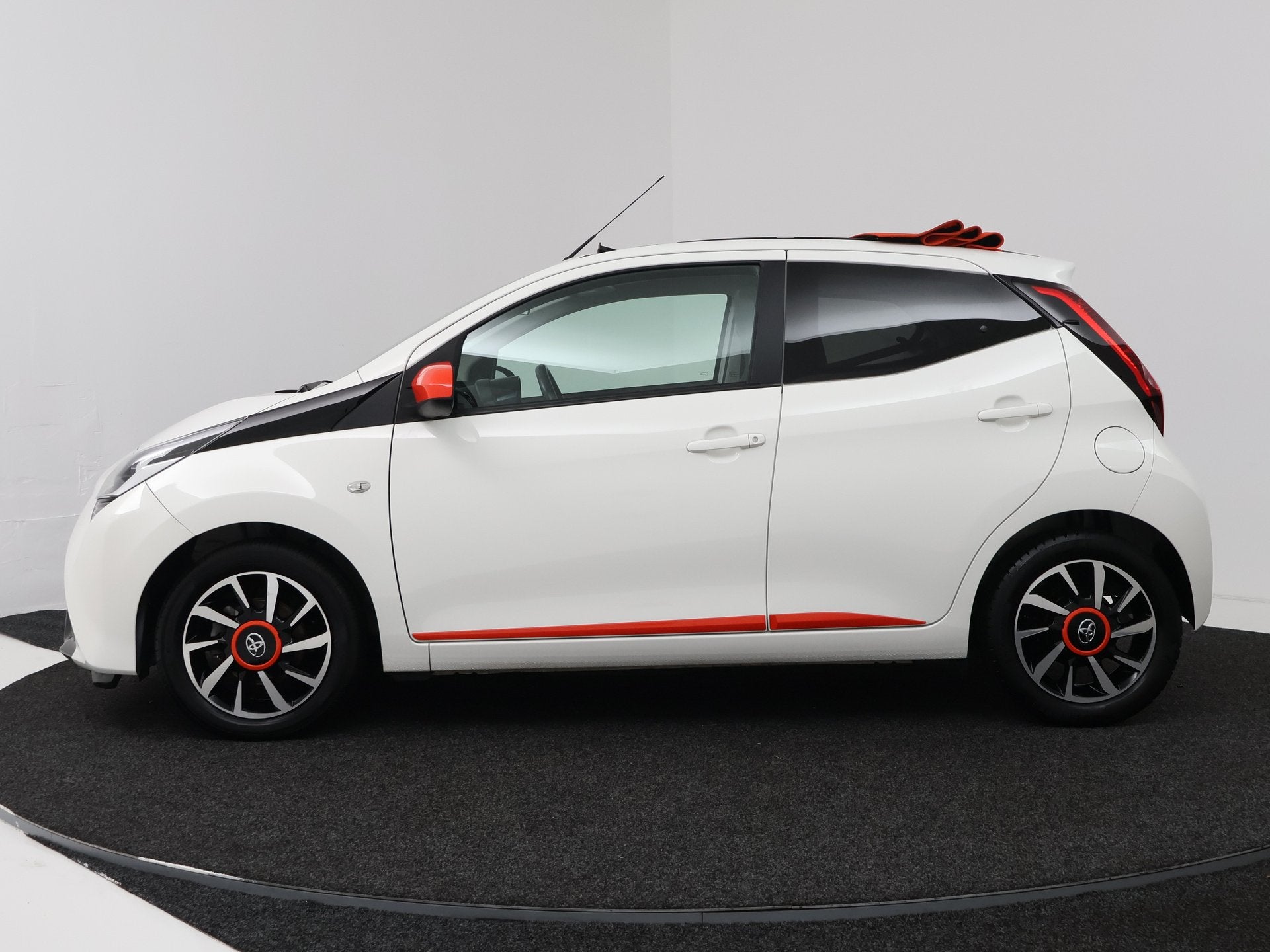 Toyota Aygo 1.0 VVT-i x-cite | Vouwdak | Apple Carplay/Andro, Voorwielaandrijving, 12 maanden, Gebruikt, 4 stoelen