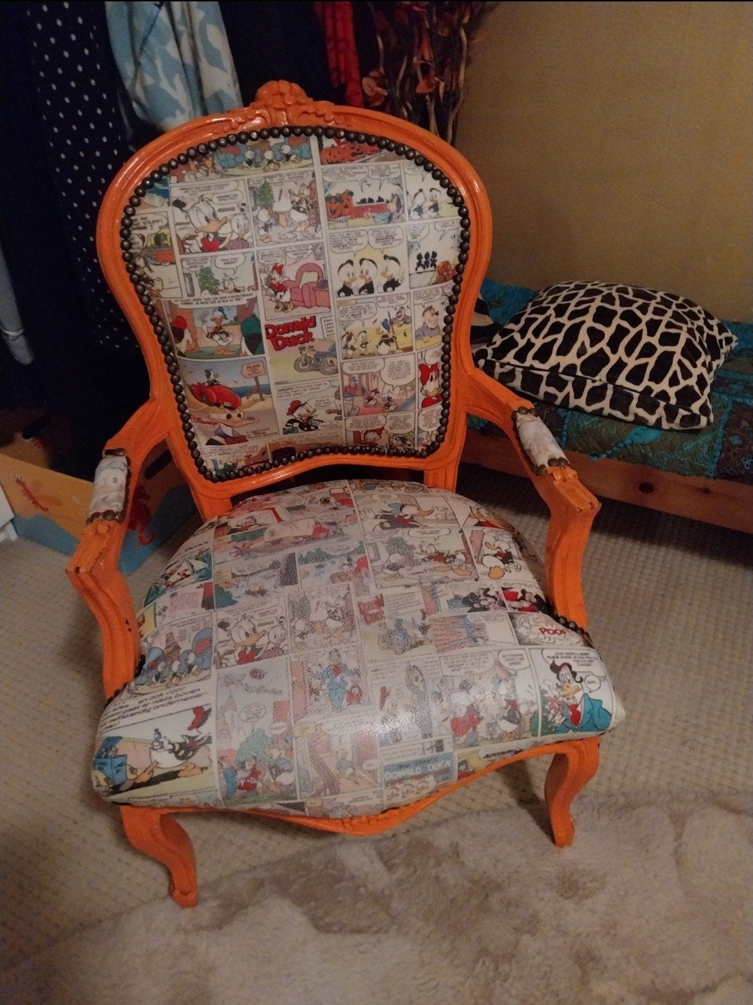Unieke Donald Duck stoel - Oranje met stripbekleding, Huis en Inrichting, Ophalen, Hout, Gebruikt, Overige kleuren