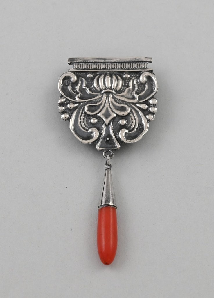 clip (deel bijbelslot) met bloedkoralen pegel, uit 1878, Verzenden, Zilver, Broche
