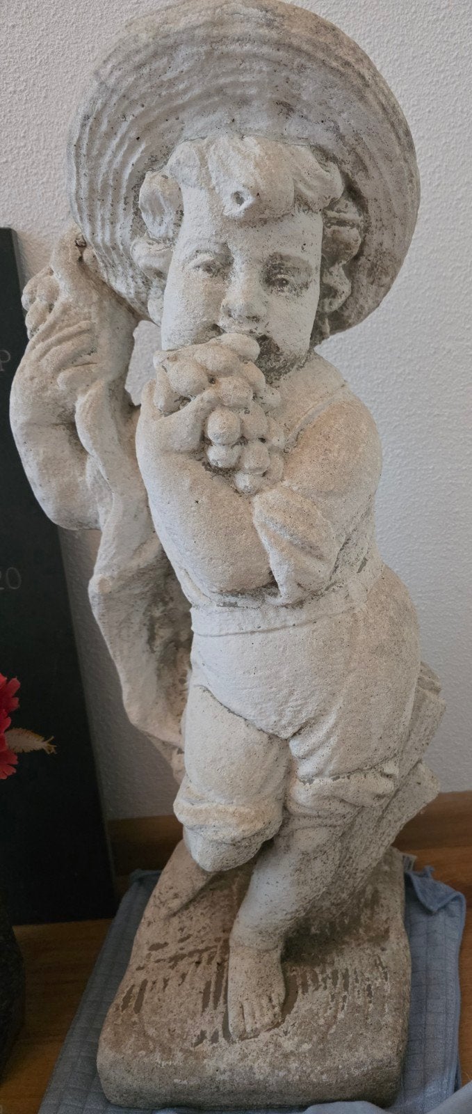 Vintage stenen tuinbeeld (H 70 cm) jongen met hoed., Ophalen, Gebruikt, Beton, Mensenbeeld