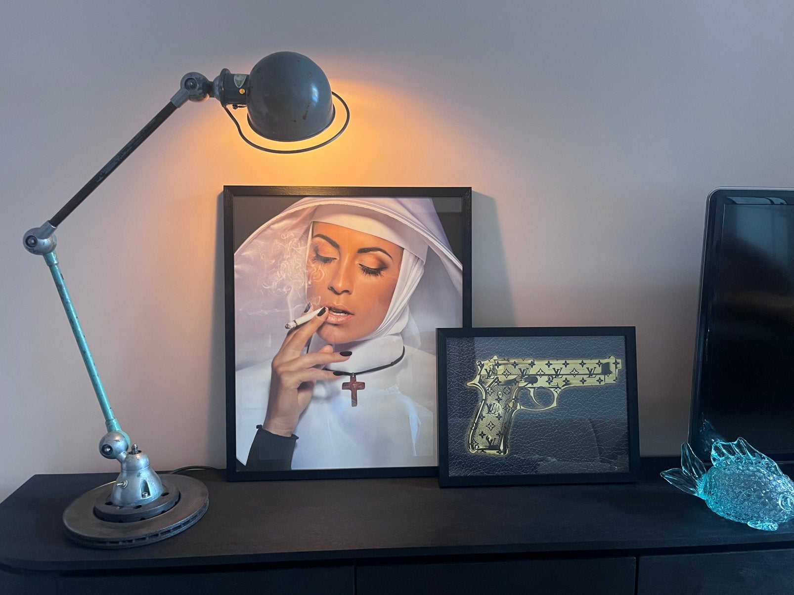 Art Collecion Rokende non en Louis Vuitton pistool, Ophalen of Verzenden, Zo goed als nieuw, Schilderij