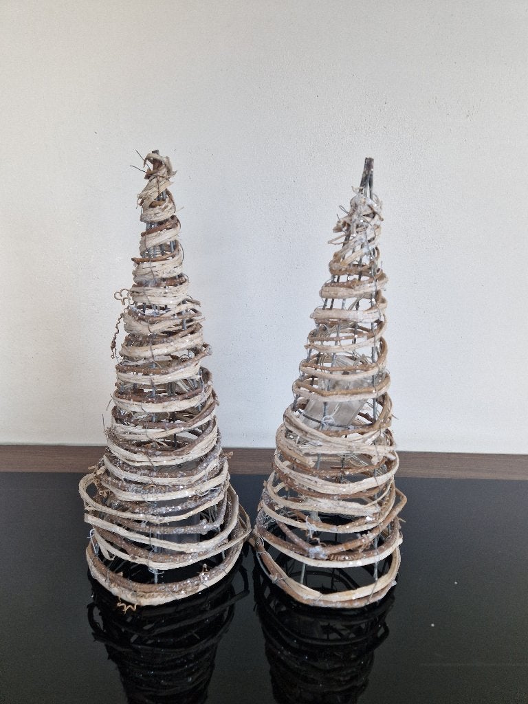 Pyramides van gevlochten rotan met verlichting, Diversen, Kerst, Ophalen of Verzenden