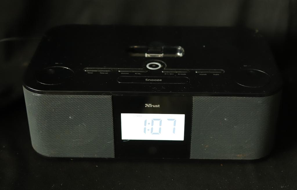 Trust SP-2991ib alarm clock radio for ipod, Ophalen of Verzenden, Gebruikt, Zwart, Overige types