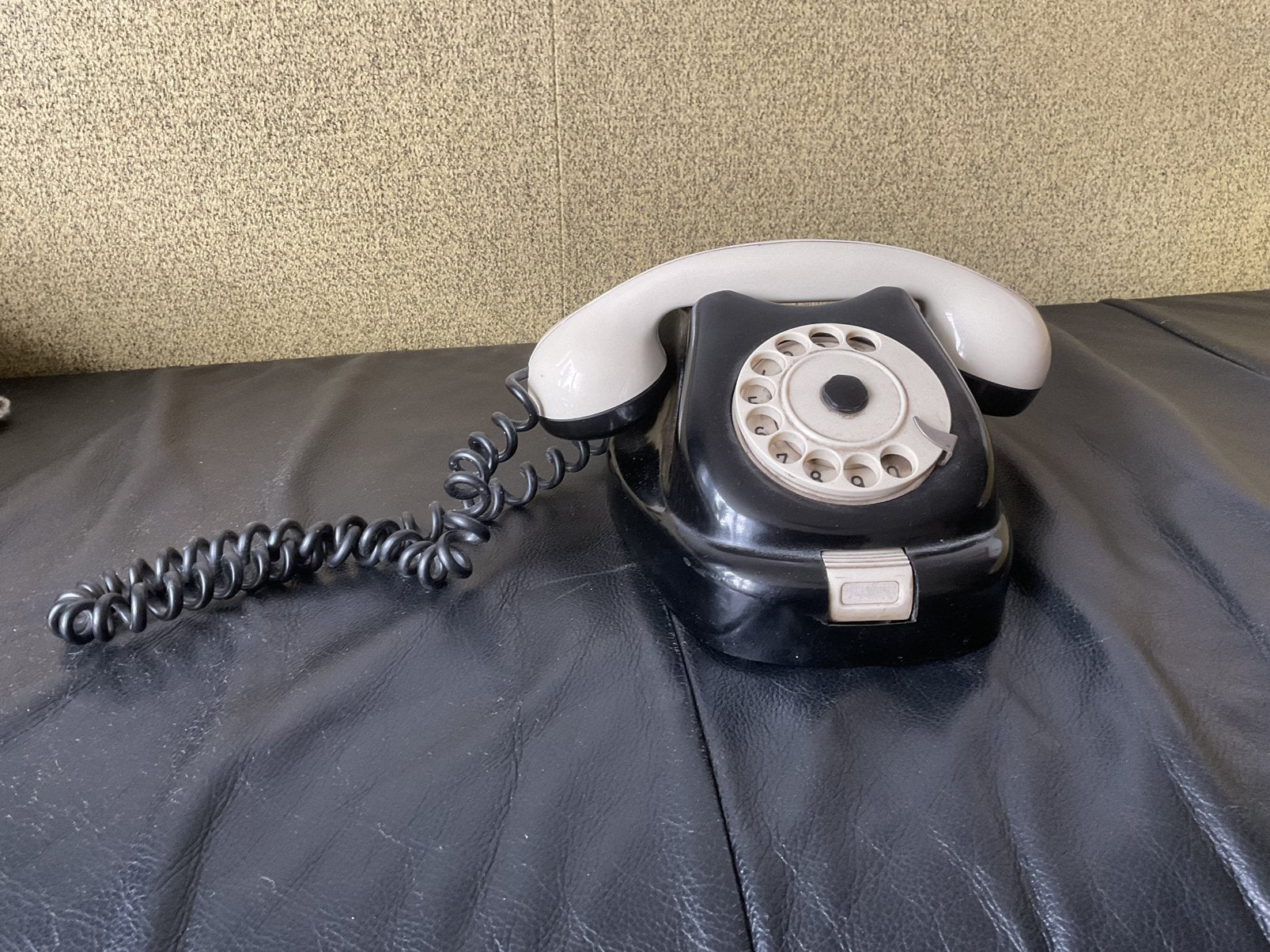 Oude zwart - wit telefoon uit 1963, Telecommunicatie, Vaste telefoons | Niet Draadloos, Ophalen of Verzenden, Gebruikt, Met draaischijf
