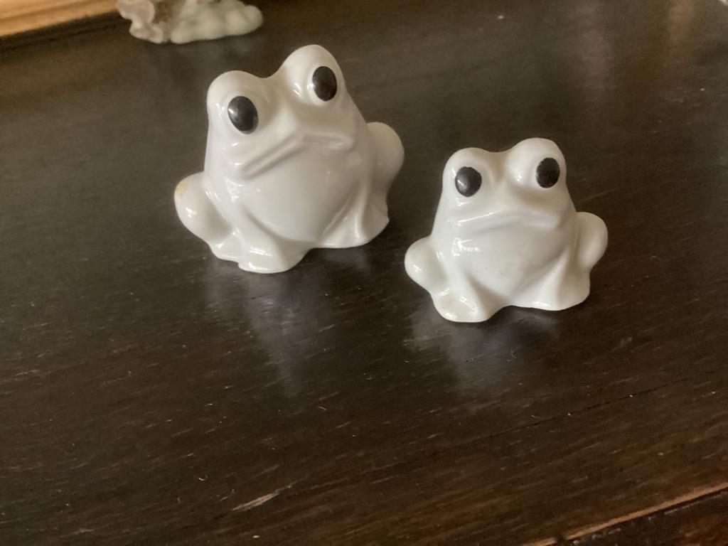 Kikkers 3 en 4.5 cm porselein // twee stuks, Ophalen of Verzenden, Zo goed als nieuw, Dier