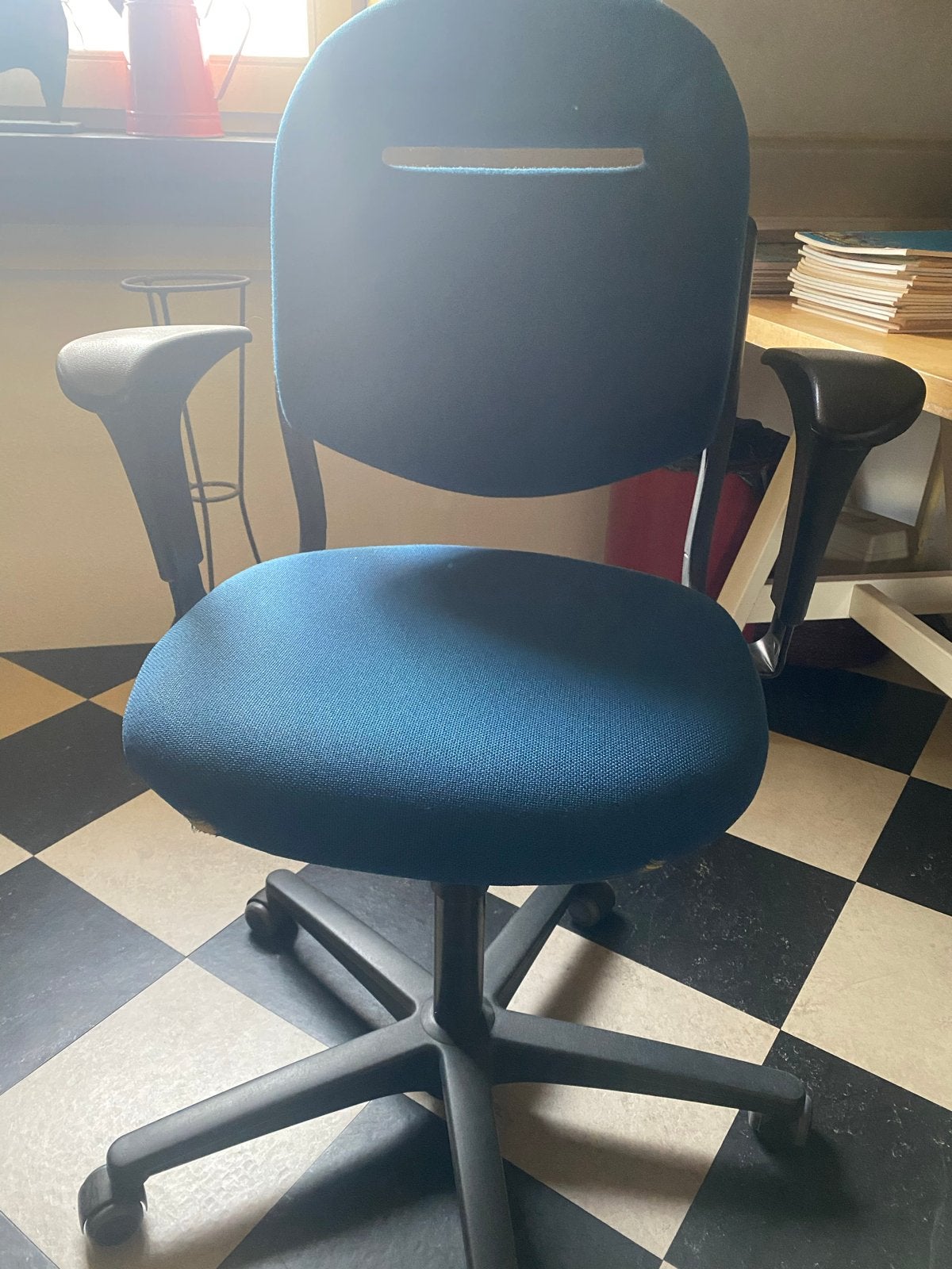 Blauwe bureaustoel met wieltjes en armleuningen, Ophalen, Gebruikt, Blauw, Bureaustoel