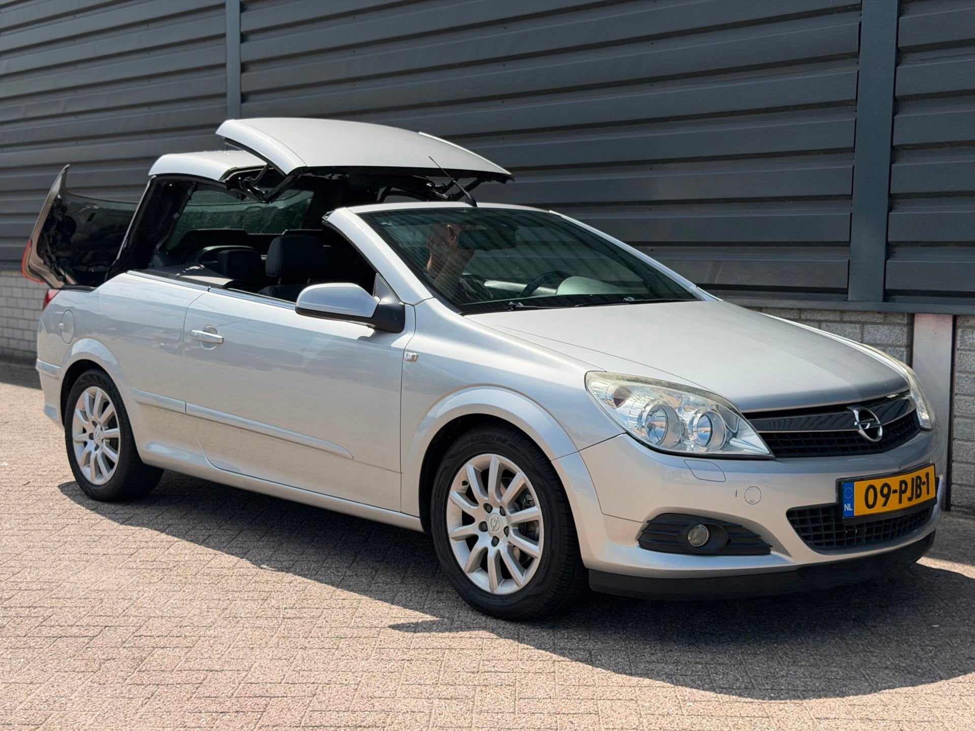 Opel Astra TwinTop 1.8 Enjoy Cabrio apk airco, Gebruikt, Zwart, 4 cilinders, Cabriolet