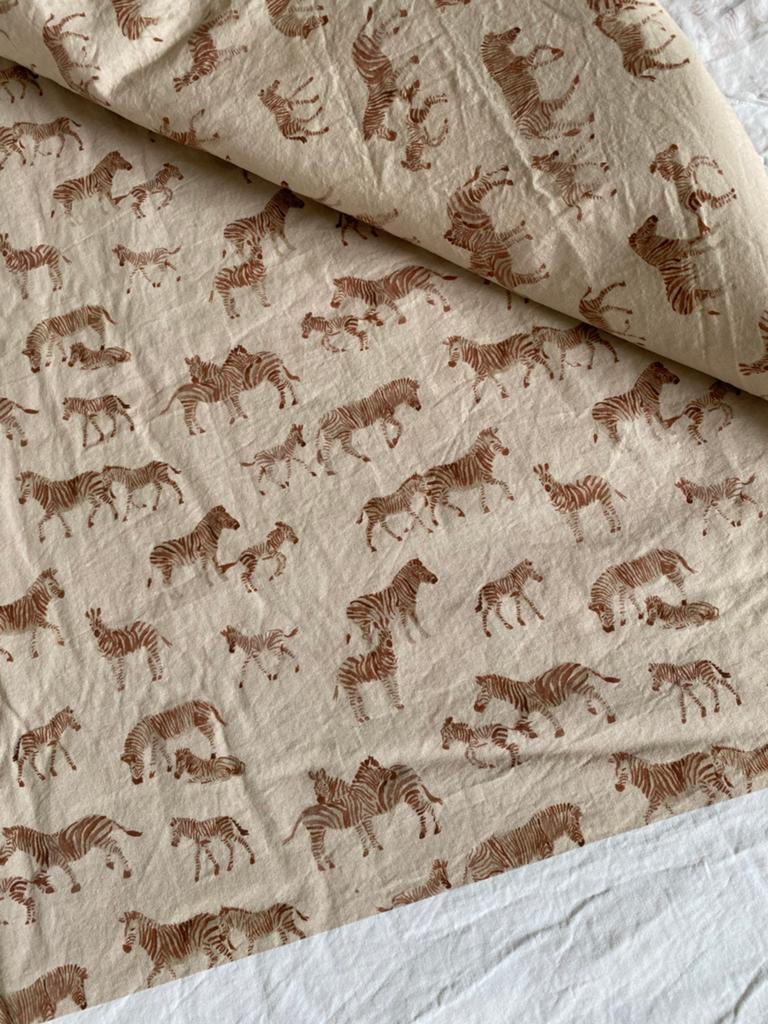 Family fabrics stof Zebra Sand 3 meter, Hobby en Vrije tijd, Stoffen en Lappen, 120 cm of meer, Beige, Ophalen of Verzenden, Katoen