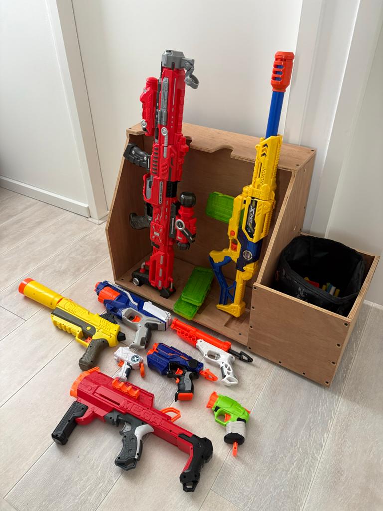 Diverse Nerf pistolen met handig opbergrek, Kinderen en Baby's, Speelgoed | Overig, Ophalen, Gebruikt, Jongen of Meisje