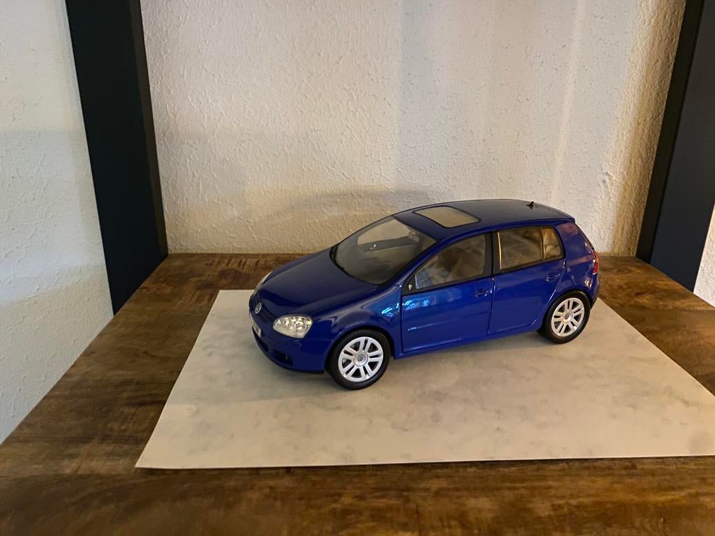 Bburago Volkswagen Golf v 1.6 fsi, Hobby en Vrije tijd, Modelauto's | 1:18, Ophalen of Verzenden, Auto, Bburago