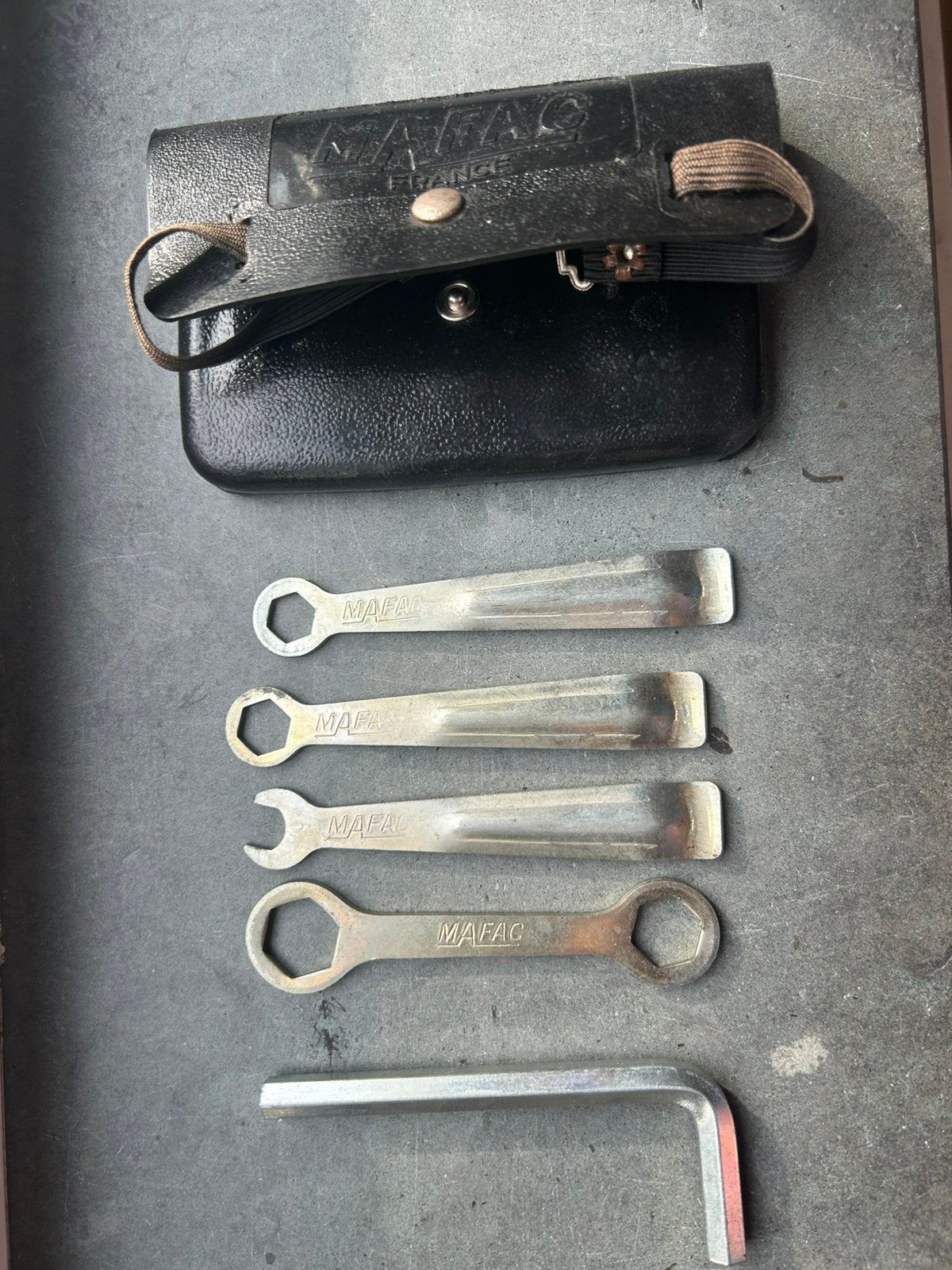 Vintage MAFAC FRANCE fietsgereedschapset in een fietstasje, Ophalen of Verzenden, Gebruikt, Gereedschapsset