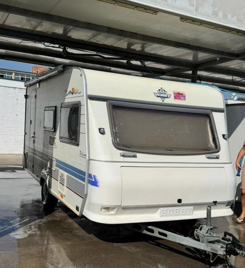 Zeer nette caravan Hobby 440 SE de luxe., Caravans en Kamperen, Caravans, Treinzit, Particulier, 4 tot 5 meter, Tot en met 4
