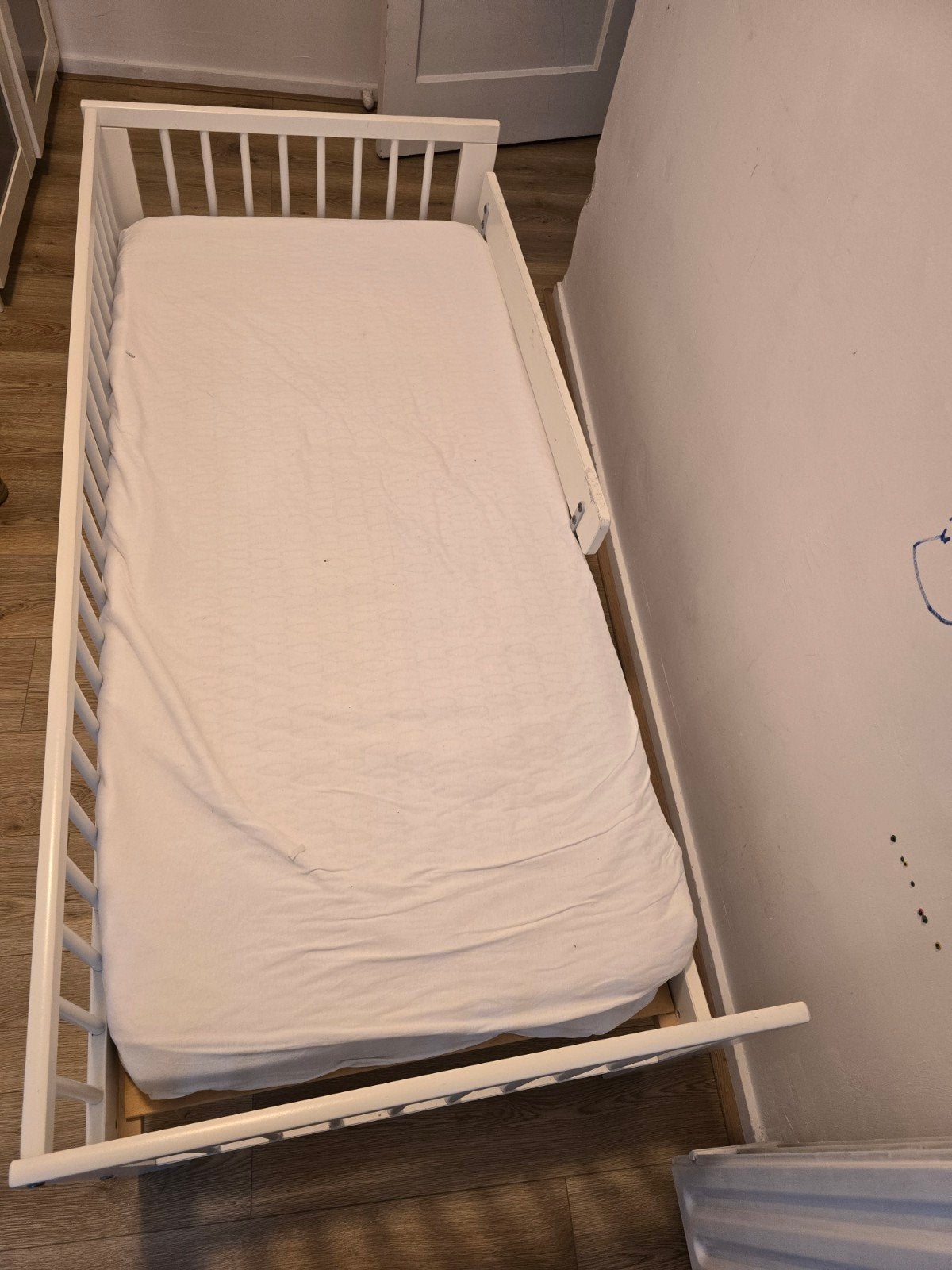 Peuterbed van IKEA met matras, Kinderen en Baby's, Ophalen, Gebruikt, Ledikant