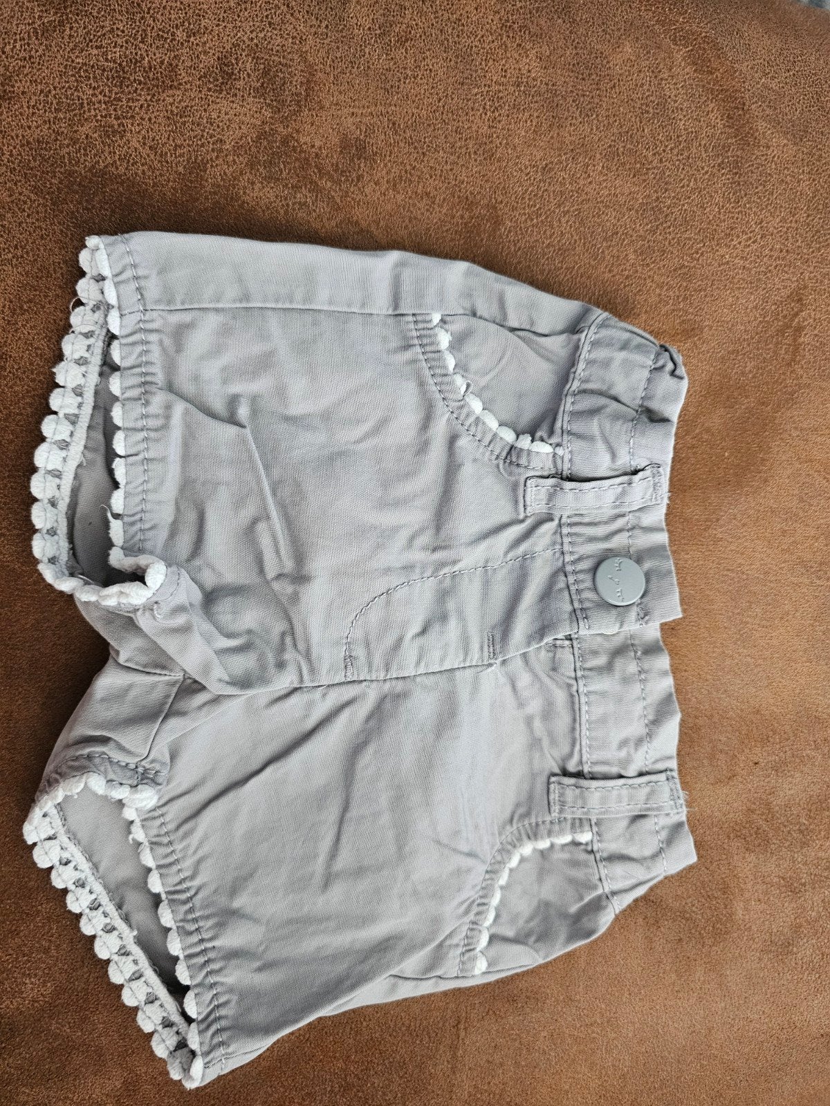 Kiabi baby shorts grijs met kanten randje - 3 maanden, Kinderen en Baby's, Babykleding | Overige, Ophalen, Zo goed als nieuw, Kiabi