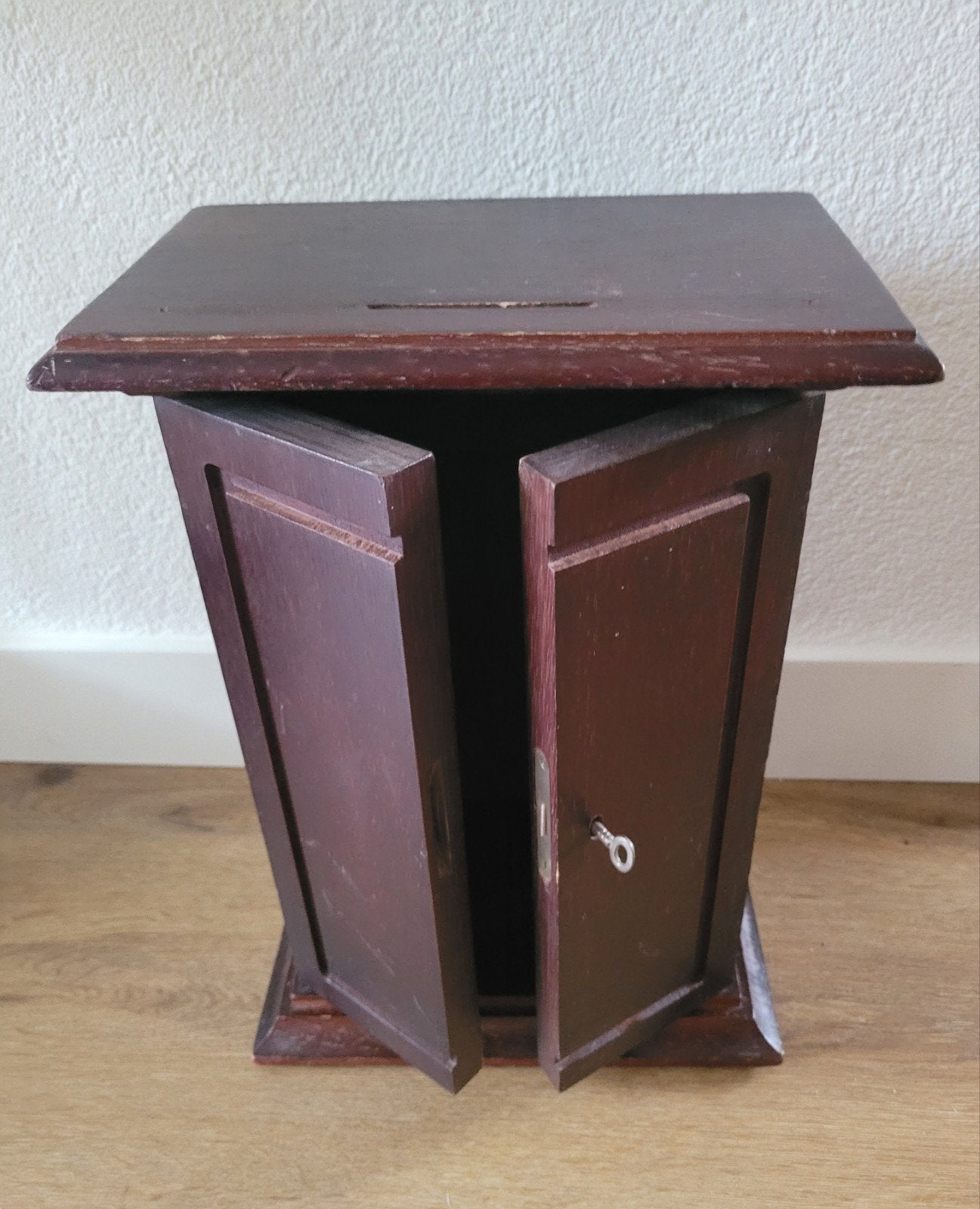 Houten miniatuur kastje met 2 deurtjes H 34,5 cm., Antiek en Kunst, Curiosa en Brocante, Ophalen of Verzenden