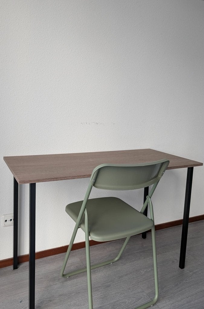 Bureau met opvouwbare stoel (Desk with folding chair), Ophalen, Kunststof, 50 tot 100 cm, Zo goed als nieuw