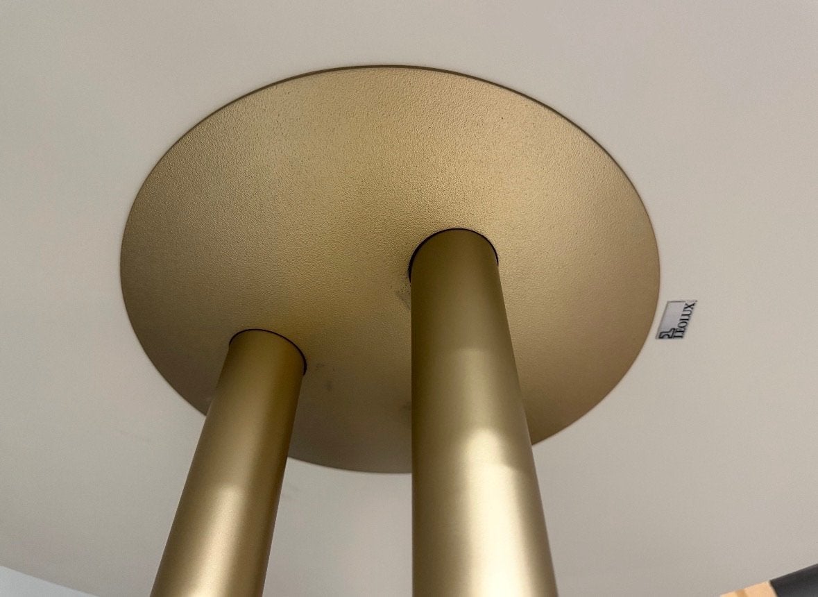 Stijlvolle ronde tafel met gouden onderstel, Ophalen, 100 tot 150 cm, Rond, Tot twee personen
