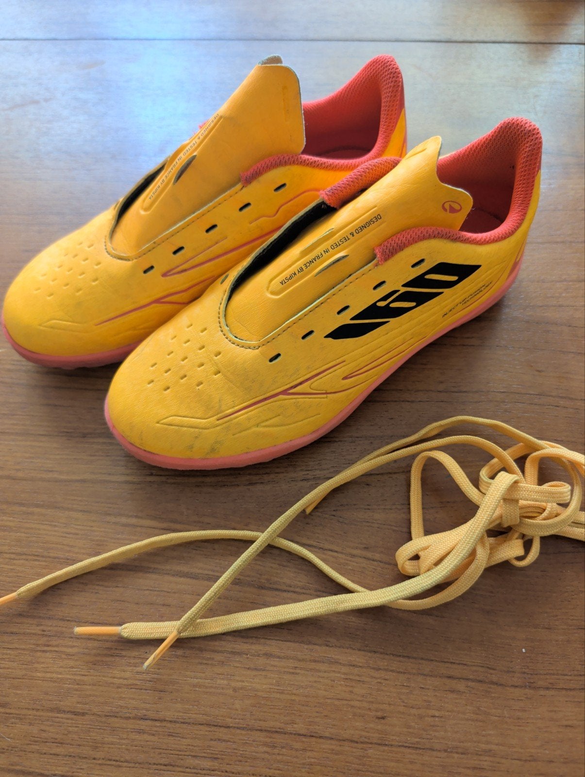 Decathlon Kipsta 160 Turf JR Laces Tiger voetbalschoenen, Sport en Fitness, Ophalen of Verzenden, Zo goed als nieuw, Schoenen