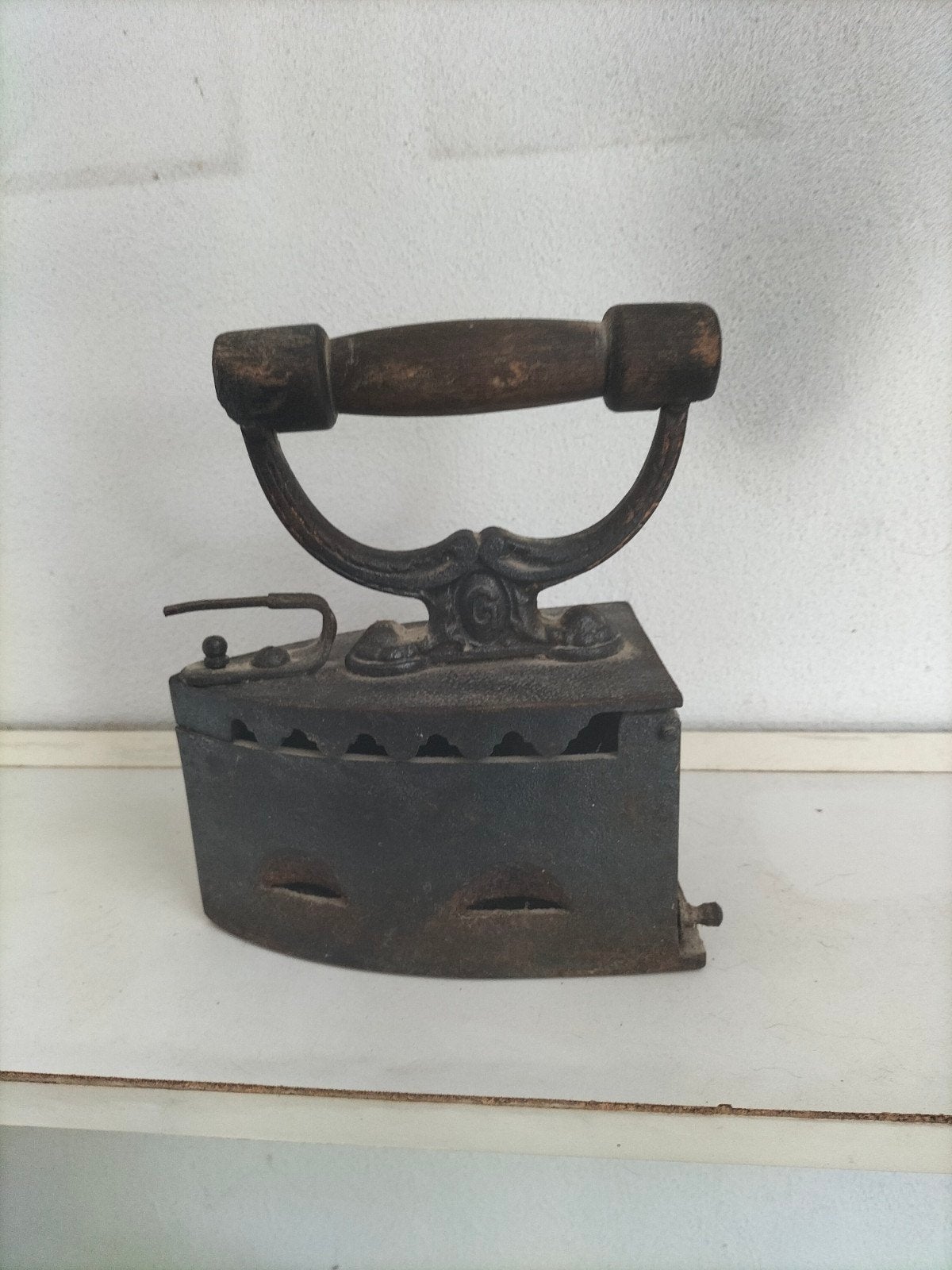 Antiek strijkijzer met houten handvat, Antiek en Kunst, Ophalen